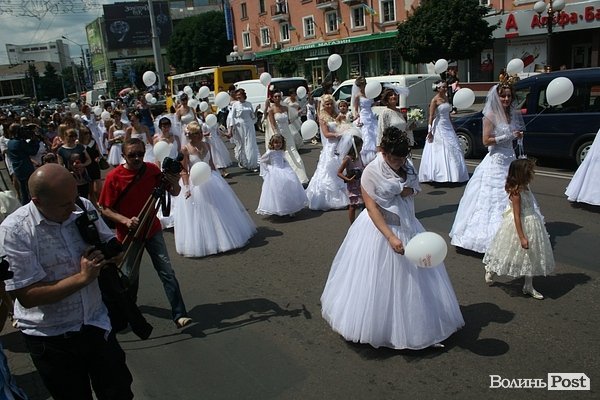Парад наречених у Луцьку. ФОТО