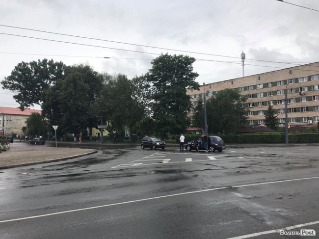 На площі Возз'єднання у Луцьку – аварія. ФОТО