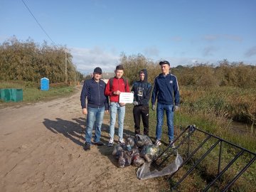 Студенти волинського коледжу прибрали територію поблизу річки. ФОТО