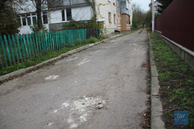 У Володимирі-Волинському водії власними силами «залатали» ями на дорозі. ФОТО