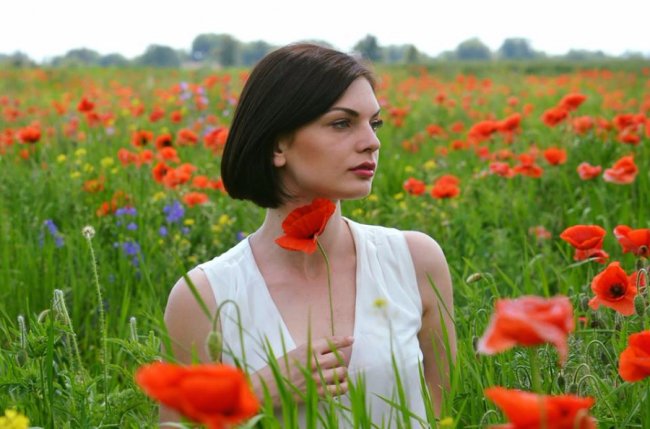 Луцька журналістка влаштувала фотосесію в маках