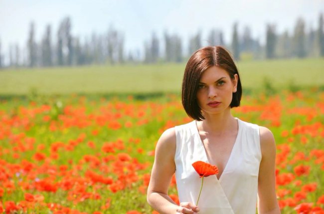 Луцька журналістка влаштувала фотосесію в маках