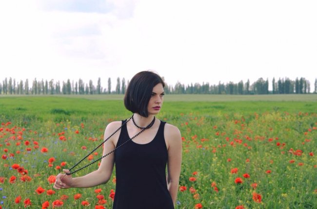 Луцька журналістка влаштувала фотосесію в маках