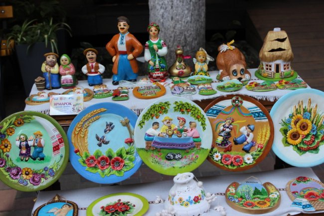 Ляльки, глечики, намиста: у центрі Луцька – колоритний ярмарок. ФОТО