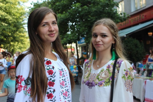 Ляльки, глечики, намиста: у центрі Луцька – колоритний ярмарок. ФОТО