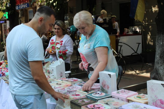 Ляльки, глечики, намиста: у центрі Луцька – колоритний ярмарок. ФОТО