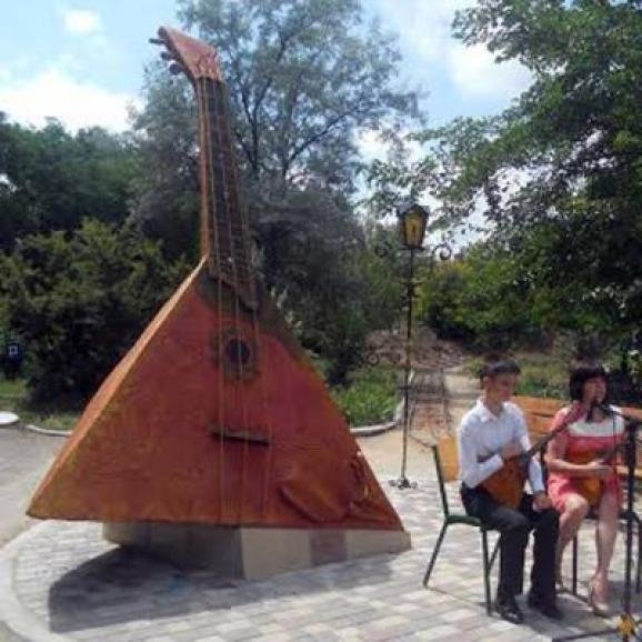 У Криму з'явився пам'ятник балалайці