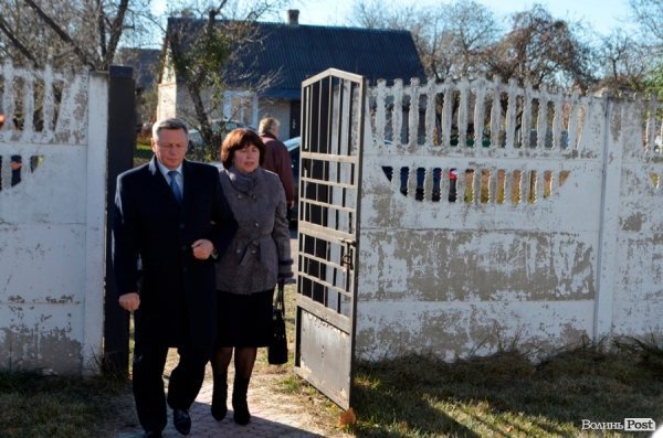 Мер Луцька прийшов на виборчу дільницю разом із дружиною. ФОТО. ДОПОВНЕНО