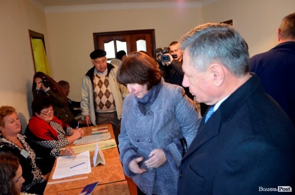 Мер Луцька прийшов на виборчу дільницю разом із дружиною. ФОТО. ДОПОВНЕНО