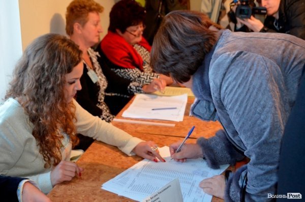 Мер Луцька прийшов на виборчу дільницю разом із дружиною. ФОТО. ДОПОВНЕНО