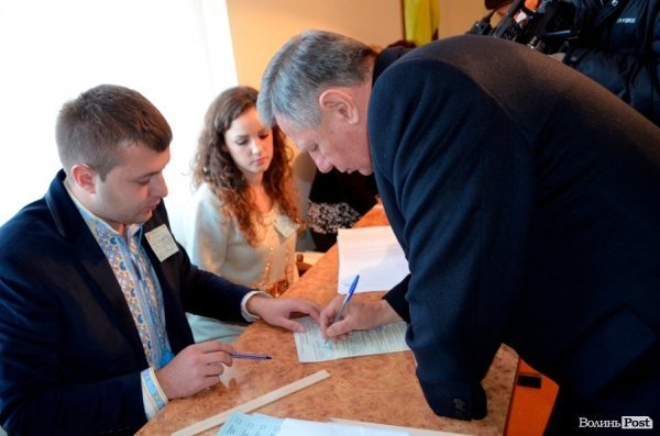 Мер Луцька прийшов на виборчу дільницю разом із дружиною. ФОТО. ДОПОВНЕНО