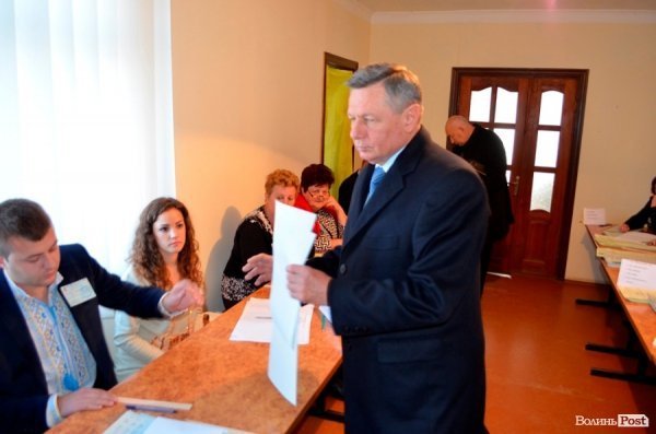 Мер Луцька прийшов на виборчу дільницю разом із дружиною. ФОТО. ДОПОВНЕНО