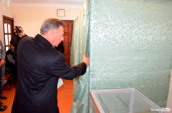 Мер Луцька прийшов на виборчу дільницю разом із дружиною. ФОТО. ДОПОВНЕНО