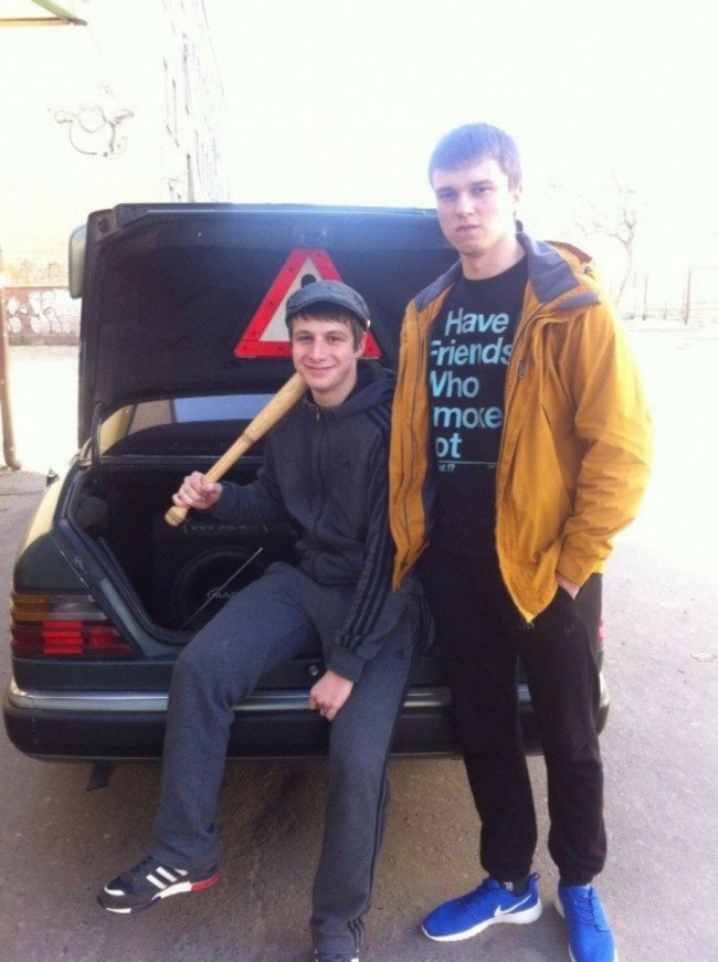 Владислав Буліга (ліворуч з битою)