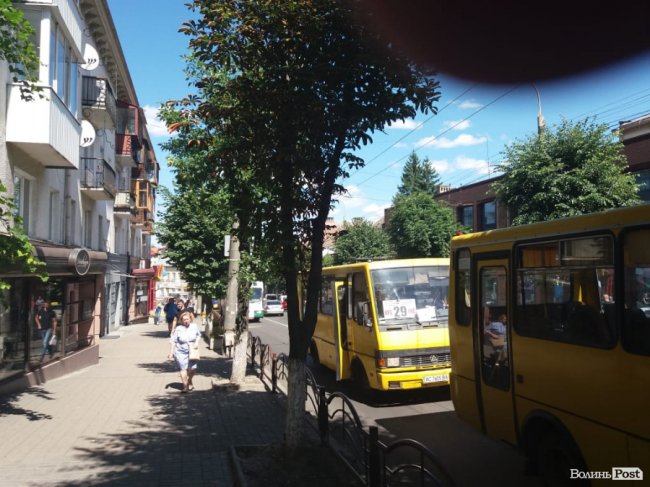 У центрі Луцька – «тягучка» через аварію. ФОТО