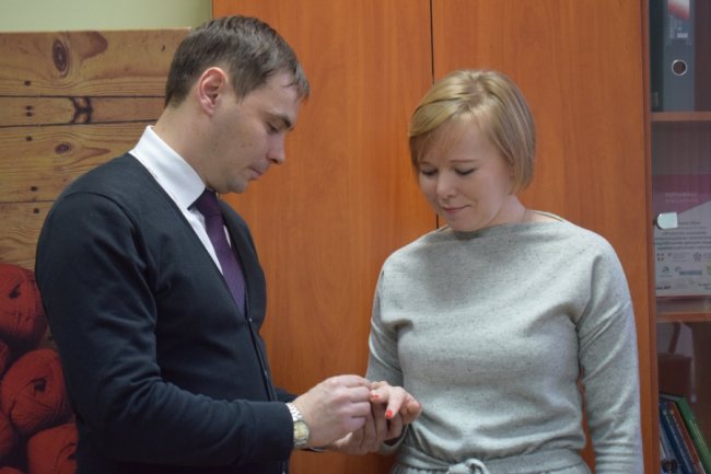 У луцькому ЦНАПі у День Миколая одружилися 5 пар молодят. ФОТО