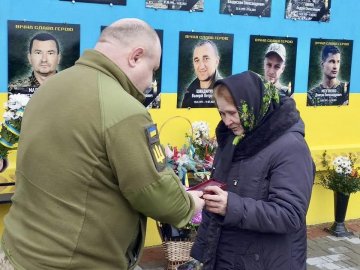 Посмертний орден воїна з Волині передали мамі