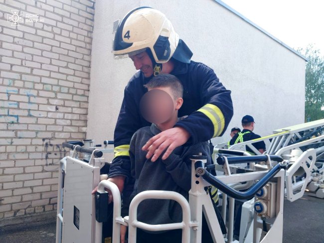 На Волині 13-річний хлопець виліз на дах будівлі та не міг самостійно злізти