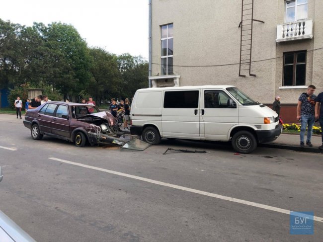 На Волині Volkswagen влетів у припаркований бус. ФОТО
