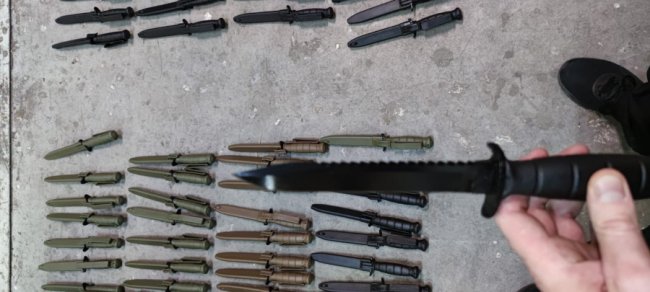 Через «Ягодин» намагалися незаконно провезти сотню ножів. ФОТО