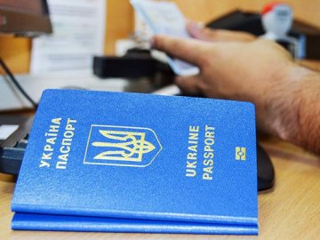 В Україні дозволили фотографуватися на паспорт у головних уборах