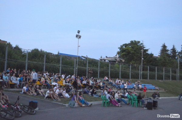 Луцькі кіномани дивилися фільм під зорями. ФОТО 