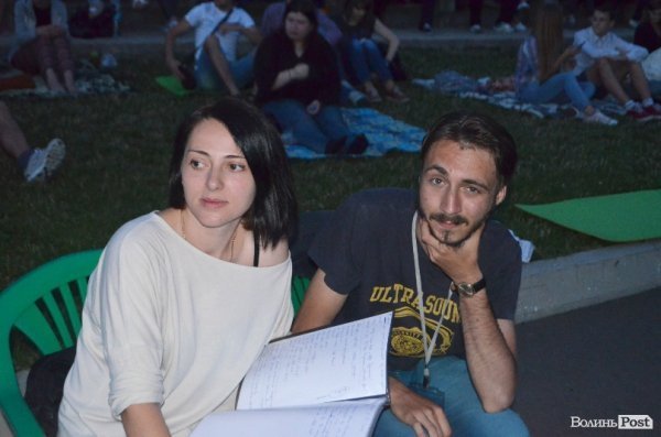 Луцькі кіномани дивилися фільм під зорями. ФОТО 