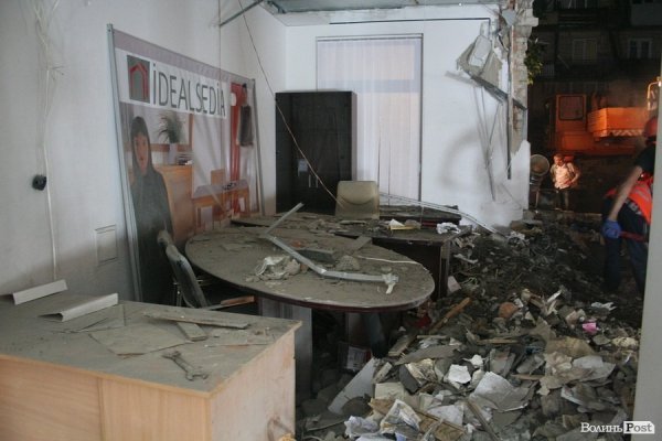 Обвал зсередини: з магазину вигрібають уламки стін і виносять товар