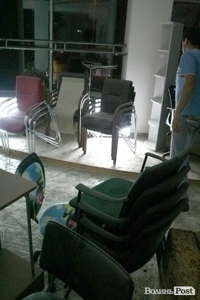 Обвал зсередини: з магазину вигрібають уламки стін і виносять товар