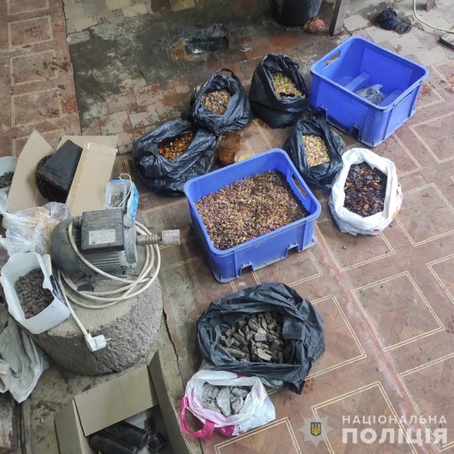На Волині розгромили солідну банду копачів бурштину