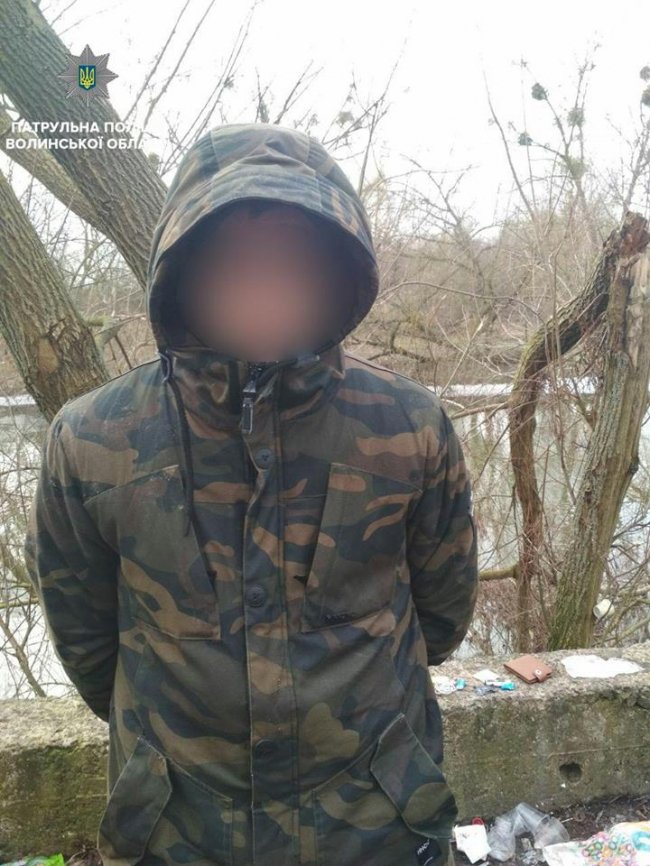 У луцькому парку затримали хлопців із наркотиками. ФОТО