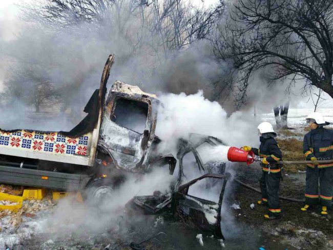 У моторошній аварії згоріло дві машини та загинуло троє людей. ФОТО