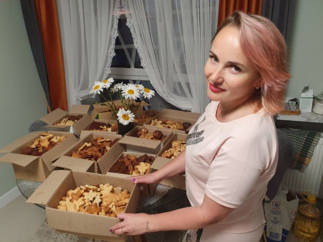 «Готова спакувати валізи кому завгодно, але не собі». Директорка туристичного агентства пече солодощі для фронту