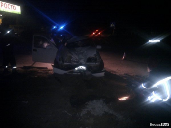 Нічна ДТП у Луцьку: машина знесла стовп біля супермаркету. ФОТО