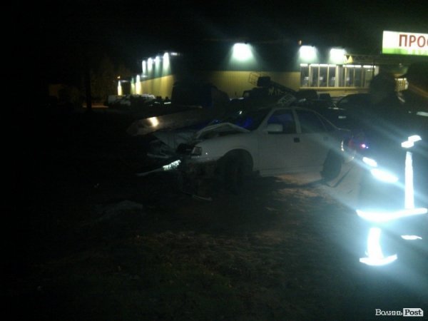 Нічна ДТП у Луцьку: машина знесла стовп біля супермаркету. ФОТО