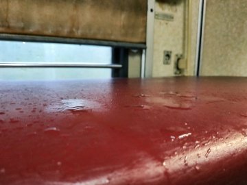 Місця «мокрющі»: у вагоні потяга «Ковель-Чернівці» протікає стеля. ФОТО