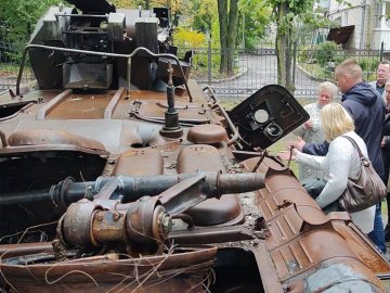 До музею у Луцьку привезли підбитий ворожий БТР. ВІДЕО