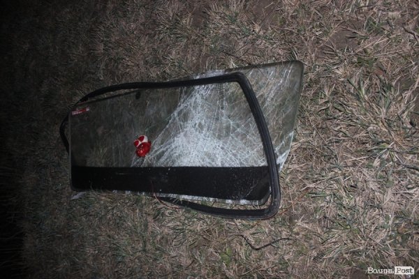 Під Луцьком авто врізалося у стовп, водій в реанімації. ФОТО