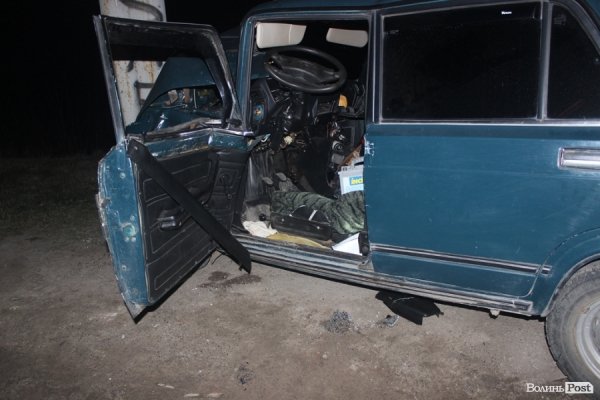 Під Луцьком авто врізалося у стовп, водій в реанімації. ФОТО