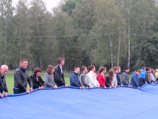 Найбільший прапор України розгорнули в Турійську