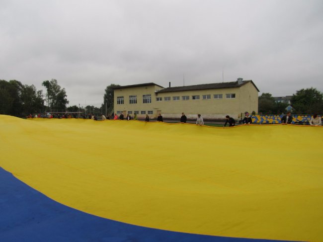 Найбільший прапор України розгорнули в Турійську