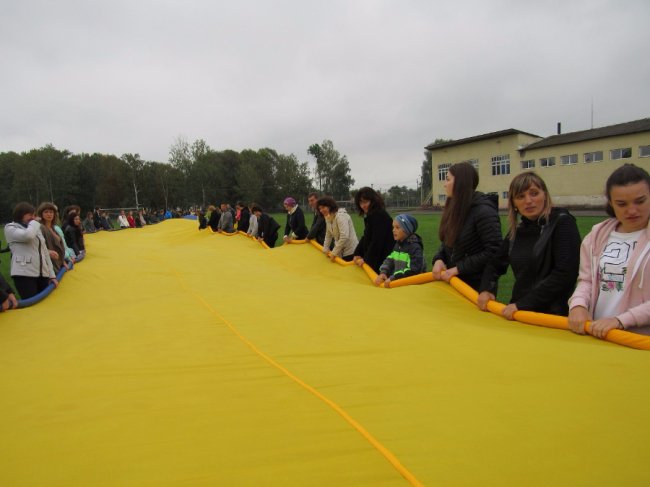 Найбільший прапор України розгорнули в Турійську