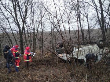 На Волині Ford злетів у кювет та перевернувся. ВІДЕО.ФОТО
