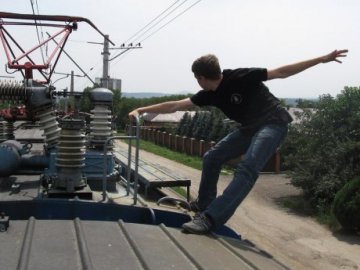 Один хлопець у дуже важкому стані, – медики про постраждалого від струму на вагоні у Луцьку