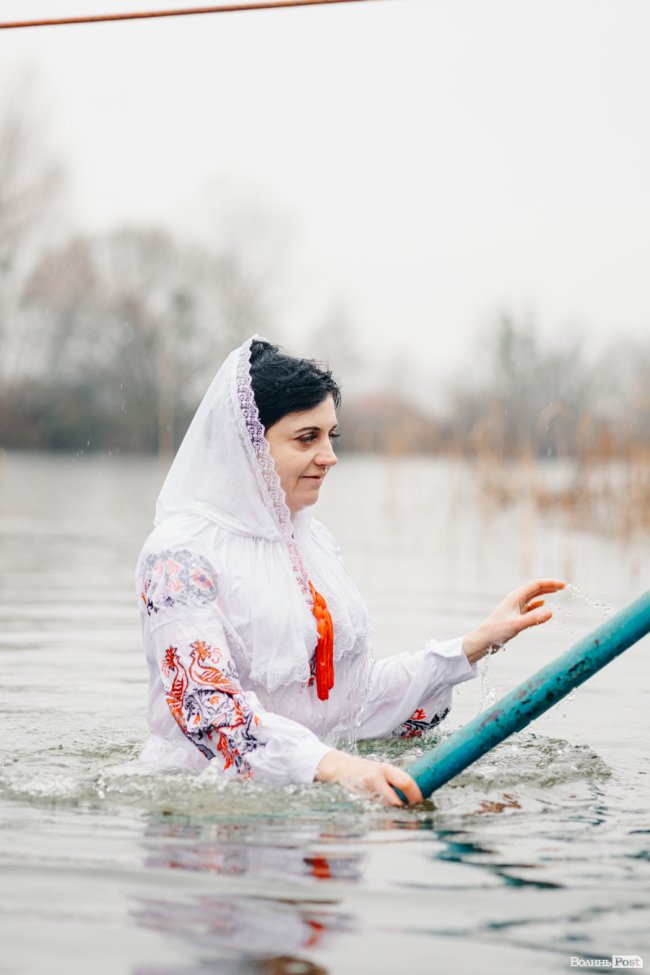 Водохреще у Луцьку: освячення води в річці Стир та занурення лучан. ФОТОРЕПОРТАЖ