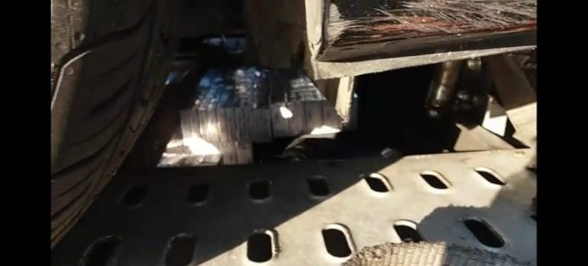 На волинській митниці в автомобілі знайшли тисячу пачок контрабандних цигарок. ФОТО