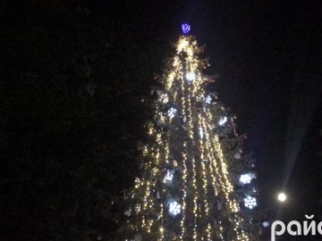 Як прикрасили головну ялинку у Рожищі. ФОТО