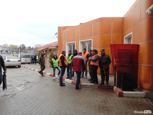 У Луцьку революціонери «блокували» російський «Лукойл». ФОТО. ВІДЕО