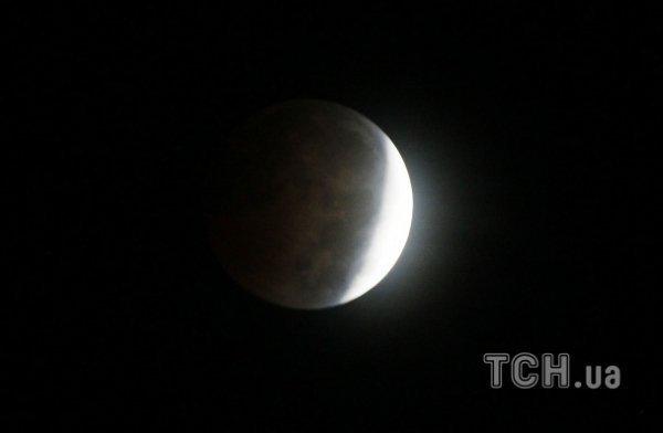 Земляни побачили  «кривавий місяць». ФОТО