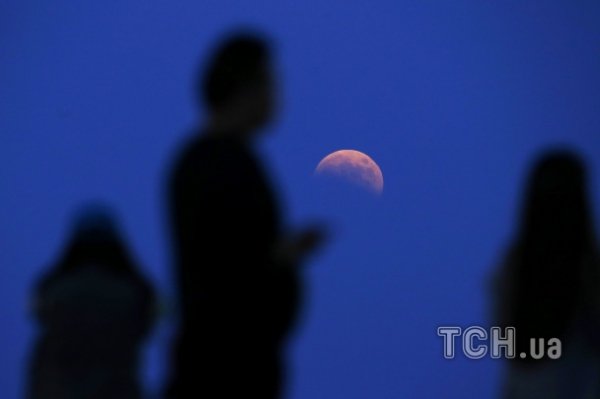 Земляни побачили  «кривавий місяць». ФОТО